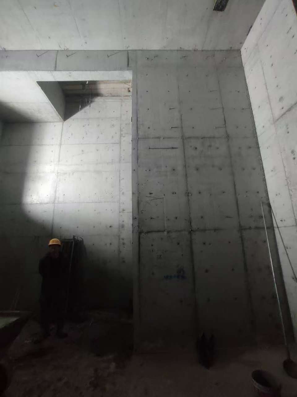 新都墙上开槽钢筋断了有影响吗